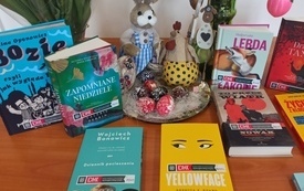 Kilka książek na stoliku.