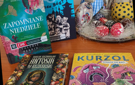 Książki dla dzieci na stoliku.