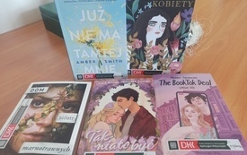 Kilka książek na stoliku.