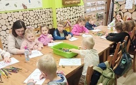 Dzieci uczestniczące w zajęciach kolorują zwierzęta. 