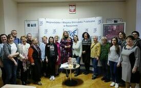 Uczestnicy spotkania pozują do wspólnej fotografii.