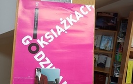 Plakat Dyskusyjnych Klubów Książki i książka.