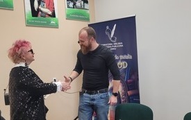 Kobieta wita się z autorem.