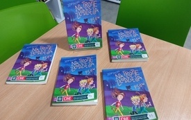 Kilka książek dla dzieci leży na stole.