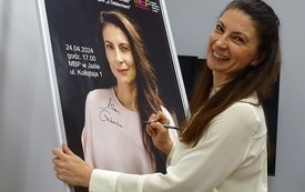 Na zdjęciu autorka z plakatem.