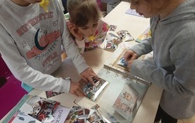 Trzy dziewczynki uzupełniają album.