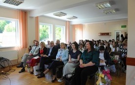 Na sali siedzi kilkadziesiąt osób.