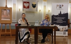 Albena Grabowska, autorka książek i Bernadeta Szczypta, redaktorka Polskiego Radia Rzesz&oacute;w siedzą przy stole i rozmawiają. 