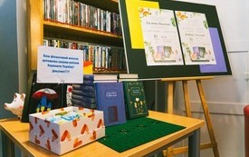 Stolik z książkami w języku ukraińskim