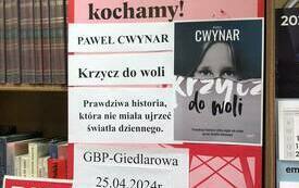 Plakat Dyskusyjnych Klubów Książki oraz logo na szafce.
