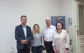 Uczestnicy spotkania pozują do pamiątkowego zdjęcia