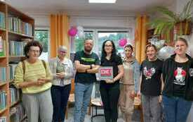 Kilka osób pozuje do wspólnego zdjęcia.