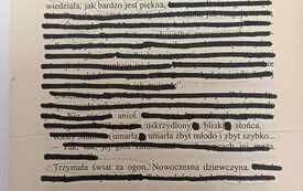 Zadrukowana strona z książki, fragmenty wymazane, kilka słów pozostawionych.