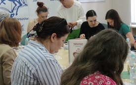 Kobiety w r&oacute;znym wieku zajęte pracą manualną