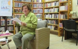 starsza kobieta siedzi w fotelu, w dłoniach trzyma kartkę 
