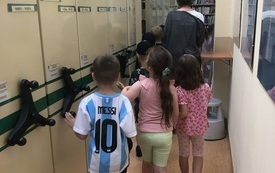 Dzieci zwiedzają biblioteczny magazyn książek
