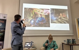 Autor książki prezentuje na ekranie zdjęcia ze swojej wędr&oacute;wki