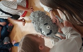 Dziewczynka trzyma w ręku maskotkę.