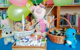 Kolorowe balony i lizaki dla młodych czytelników