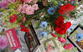 Zbliżenie na duży bukiet z kolorowych kwiat&oacute;w