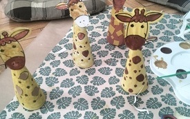 Żyrafy wykonane z kolorowego papieru.