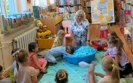 Dzieci podczas zabawy w bibliotece. 