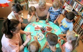 Przy stoliku grupa dzieci. 