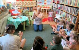 Wystr&oacute;j biblioteki i zajęcia dla dzieci.