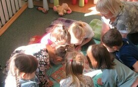 Dzieci podczas zajęc w bibliotece. 