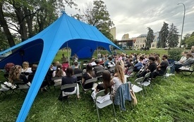 Publiczność zgromadzona na spotkaniu 