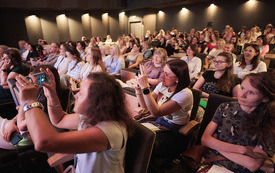 Publiczność zgromadzona na konferencji 