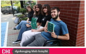 Kilkoro młodych ludzi siedzi na ławce i trzyma książki.