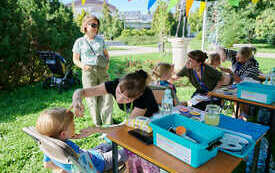 Stoisko w którym młode kobiety malują twarze dzieciom.