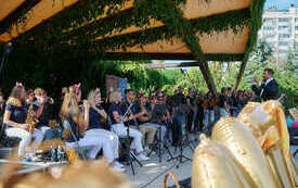 Na scenie chór wraz orkiestrą i dyrygentem