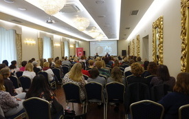 Grupa ludzi w sali konferencyjnej w hotelu.