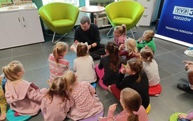Mężczyzna z dziećmi podczas warsztatów.