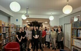 Grupowe zdjęcie uczestników spotkania.