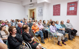 Sala wypełniona uczestnikami spotkania autorskiego. 