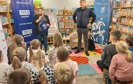 Bibliotekarka wita gościa.