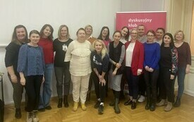 Grupa bibliotekarzy pozuje do wspólnego zdjęcia.