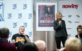 Bibliotekarka witająca uczestników spotkania.