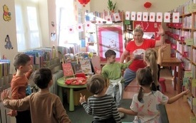 Bibliotekarka podczas zajęć ruchowych z dizećmi.