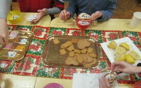 Pierniczki dekorowane przez dzieci.