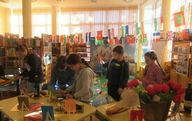 Dzieci podczas zajęć podróżniczych w bibliotece.