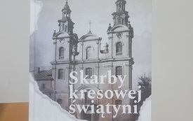 Okładka książki z fasadą kościoła. 