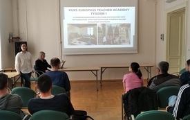 Zajęcia dla dorosłych. Uczestnicy słuchaja opowiadania dwóch bibliotekarek.
