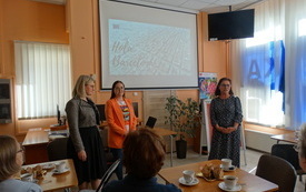 Trzy bibliotekarki podczas wystąpienia.