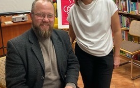 Dyrektor biblioteki w Zagórzu stoi obok autora książek regionalnych Łukasza Bajdy.