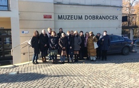 Uczestnicy spotkania podsumowującego projekt przed budynkiem Muzeum Dobranocek. 