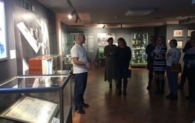 Uczestnicy spotkania podsumowującego projekt w Muzeum Dobranocek. 
